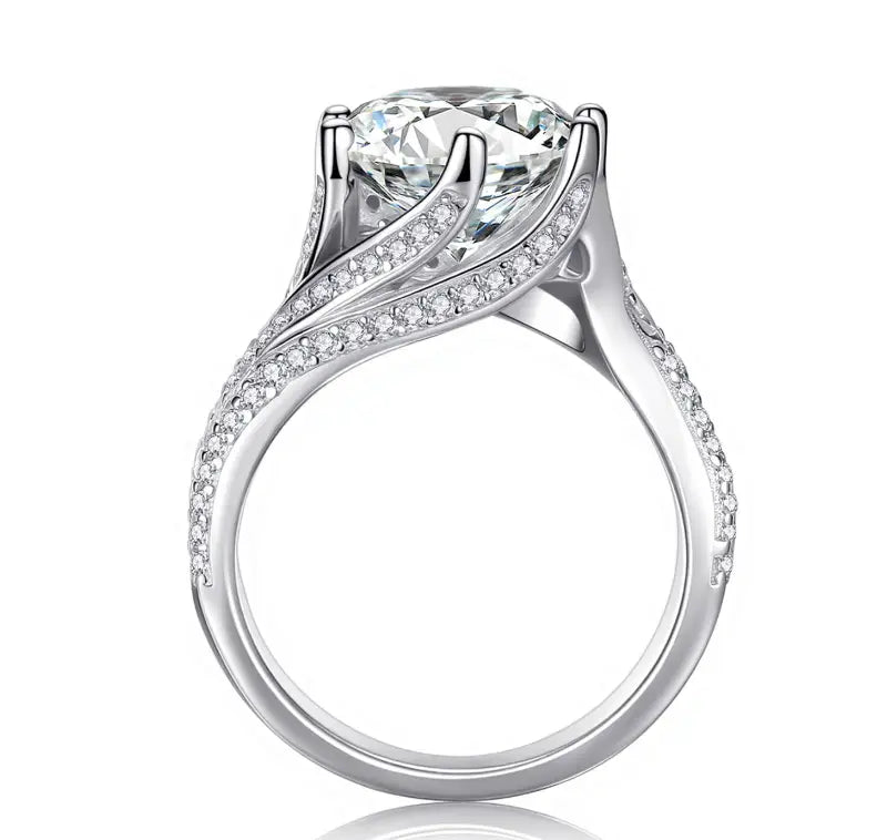 Ultimate Radiance: Six-Prong Flowing Ring – Brilliant from Every Angle. UNA.CO