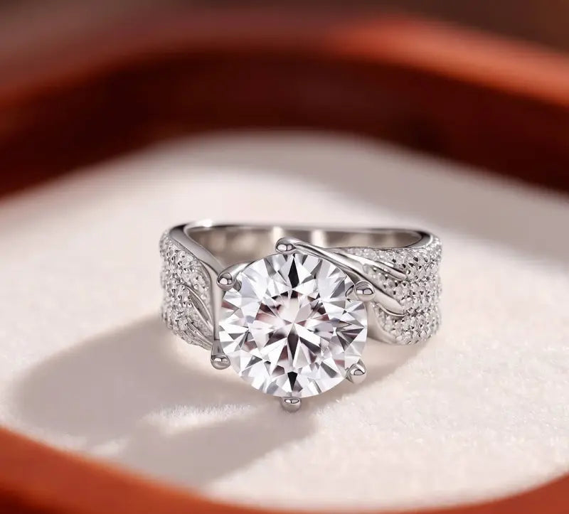 Ultimate Radiance: Six-Prong Flowing Ring – Brilliant from Every Angle. UNA.CO